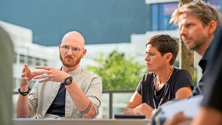 Kein Nutzen für die Stadt: Chur sei auf die ihr angebotenen Parzellen nicht angewiesen, erklärt Dylan Lanfranchi (links), Architekt und Vizepräsident Freie Liste & Grüne Chur im Beisein von SP-Gemeinderätin Barbara Rimml und GLP-Chur-Präsident Johannes Meyer. 