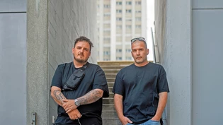 Im Churer Hochhausviertel aufgewachsen: Der Bündner Rapper Livio Biondini aka Liv (links) und sein Musikproduzent Andreas Gees aka Geesbeatz haben ihr neustes Album «Calanda» genannt – nach dem Berg, den sie schon in ihrer Jugend stets vor Augen hatten.