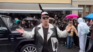 G-Klasse und viele Fans: Steve Merson ist am Samstag in Glarus zum Döner-Testen vorbeigekommen. 