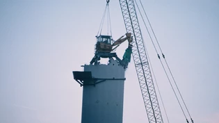 Arbeit in luftiger Höhe: Auch der Kamin wird im Umbauprojekt zur Jahrtausendwende ersetzt. 1998 trägt eine grosse Beisszange an einem Schreitbagger in Kombination mit einem Kran den alten Kamin ab.