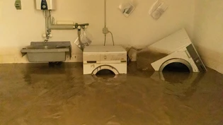Man kann sich kaum vorstellen, dass hier wieder gewaschen wird: Der Damm in Schwanden wird schneller fertig als geplant, einige Menschen können deshalb früher in ihre Häuser zurückkehren. 