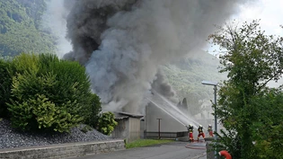 Nichts zu retten: Ende Juli 2022 werden ein Holzschopf und ein Wohnhaus im Faad in Schänis ein Raub der Flammen.