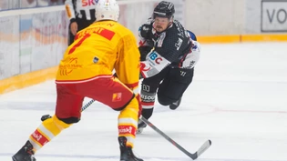 Es geht voran: Timo Demuth vom EHC Chur (links) im Direktduell mit einem Spieler des HC Sierre.

