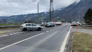 Die Kantonspolizei kann den Unfall-Hotspot nicht entschärfen, das Astra wartet ab: Immer wieder gibt es auf der Schäniserstrasse bei der Ausfahrt der A3 in Bilten Unfälle, so wie hier im Februar 2024.
