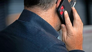 Er blockiert den Notruf mit Hunderten Anrufen: Dass das Mobiltelefon defekt gewesen sei, war nur eine Ausrede des Beschuldigten.