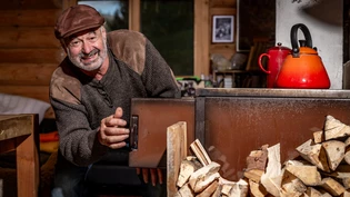 Beim Einfeuern in der Blockhütte: Arthur Bühler hat sein Daheim selbst gebaut. 