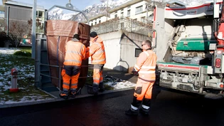 Schon wieder Geschichte: Unterflurcontainer in Glarus im Jahr 2023. Die Abfallsäcke landen im grossen Auffangsack.