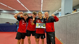Jubel nach starken Spielen: Die TTCRJ-Akteure Denis Bernhard, Numa Ulrich, Peter Hribar und Trainer Zsolt Hollo (von links) feiern die ersten beiden Siege der neuen Saison.