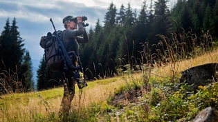 Nächste Woche geht es wieder los: Eine Jägerin hält Ausschau nach Wild, um parat zu sein, wenn die Sonderjagd am 2. November beginnt. 