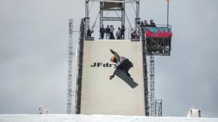 Erste Sprünge: Ein Snowboarder testet die Schanze auf der Oberen Au in Chur.