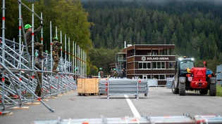Viel Betrieb: In Lantsch/Lenz wird die Tribüne für die Biathlon-WM erstellt.