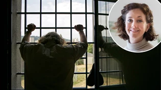 Bald keine vergitterten Fenster mehr: Bis zu drei Personen aus dem Kanton Glarus, die in den letzten Jahren in einer Haftanstalt wegen schwerer Straftaten therapiert wurden, sollen 2025 bedingt entlassen werden, sagt Justizvollzugs-Chefin Barbara Rohner (Bild oben).