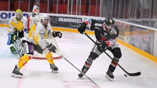 Zurück auf dem Eis: Mischa Bleiker (rechts) behauptet gegen einen Spieler des HC Thurgau die Scheibe.