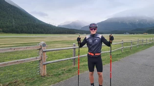 Trainiert auch, wenn kein Schnee liegt: Profilangläufer Roman Alder auf Rollski beim Flugplatz Samedan. Trainiert auch, wenn kein Schnee liegt: Profilangläufer Roman Alder auf Rollski beim Flugplatz Samedan.