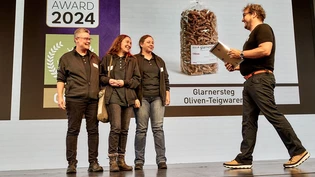 Ehre, wem Ehre gebührt: In Bern können die Glarnersteg-Vertreterinnen und Vertreter die Auszeichnung für die Teigwaren entgegennehmen.                         