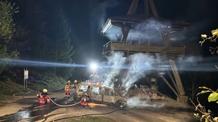 30 Personen im Einsatz: Das brennende Auto wird mithilfe vieler Einsatzkräfte gelöscht. 