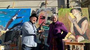 Hausarzt, Künstler und Glarner des Jahres 2023: Pietro L’abate präsentiert sein Kunstwerk mit seinem Model Silvia Disch-Aebli. 