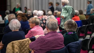 Setzen sich mit der eigenen Altersgruppe auseinander: Seniorinnen und Senioren füllen die Plätze im Titthofsaal. 