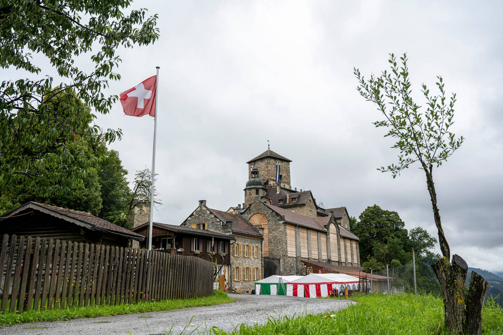 Bewölkter Himmel: Am 1. August 2021 (hier im Bild in Tomils) versteckte sich die Sonne hinter dicken Wolken.