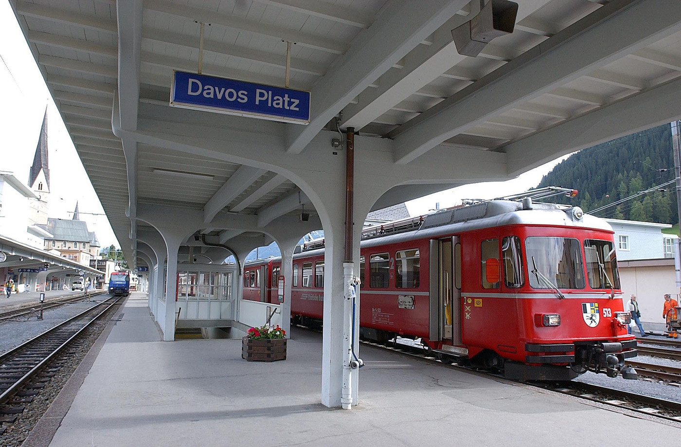 Um Mitternacht fährt noch ein Bus: Der letzte Regelzug verlässt Davos Platz jeweils um 22.22 Uhr und ist bei einer Verlängerung eines HCD-Heimspiels nicht mehr zu erreichen.