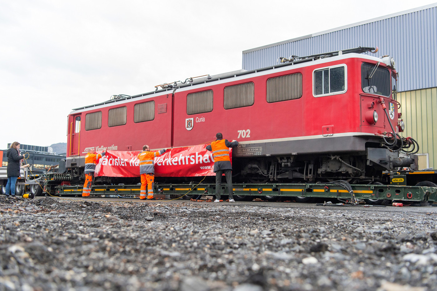 Nächster Halt Verkehrshaus: Zusammen mit zwei RhB-Zementwagen wird die Lok 702 vor dem neu gebauten «House of Energy» ihr neues Zuhause haben. 