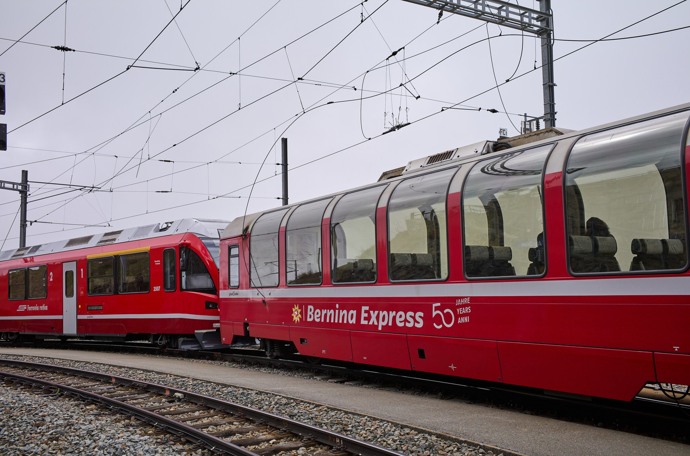 Fahrleitungsstörung: Der Bernina Express steht bei der Alp Grüm still.