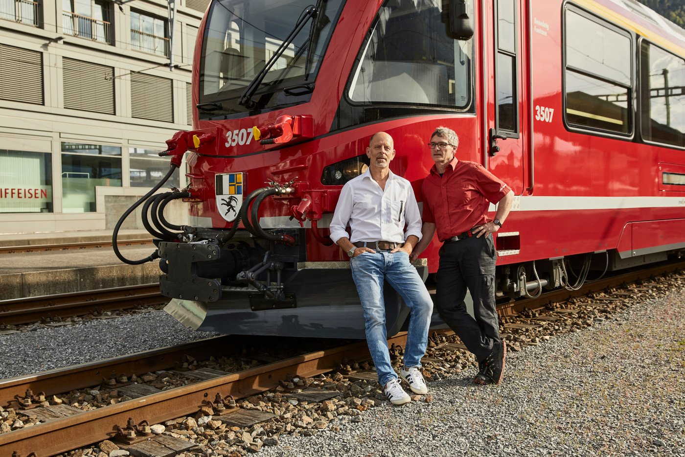 Auf den Gleisen der Rhätischen Bahn in Chur: Philipp Gurt (links) posiert mit dem Lokführer Daniel Hänni vor dem Bernina Express.