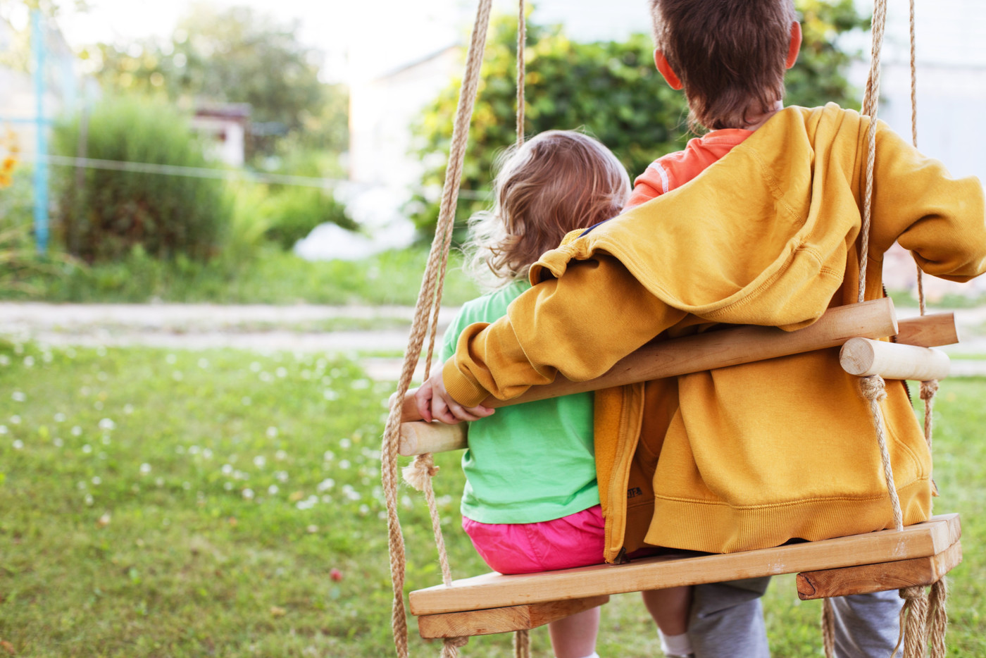 Spielplatz nicht überfrachten: Wer im eigenen Garten wenig Platz hat, sollte lieber auf Klassiker wie eine Schaukel setzten. 