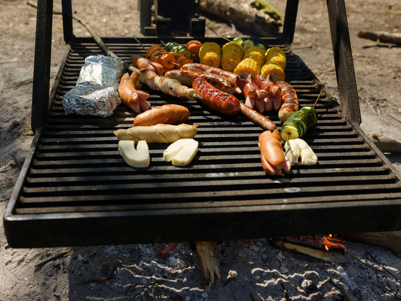 Alles hat auf dem Grillrost Platz: Gemeinsames Bräteln ist ein Abenteuer für die ganze Familie.