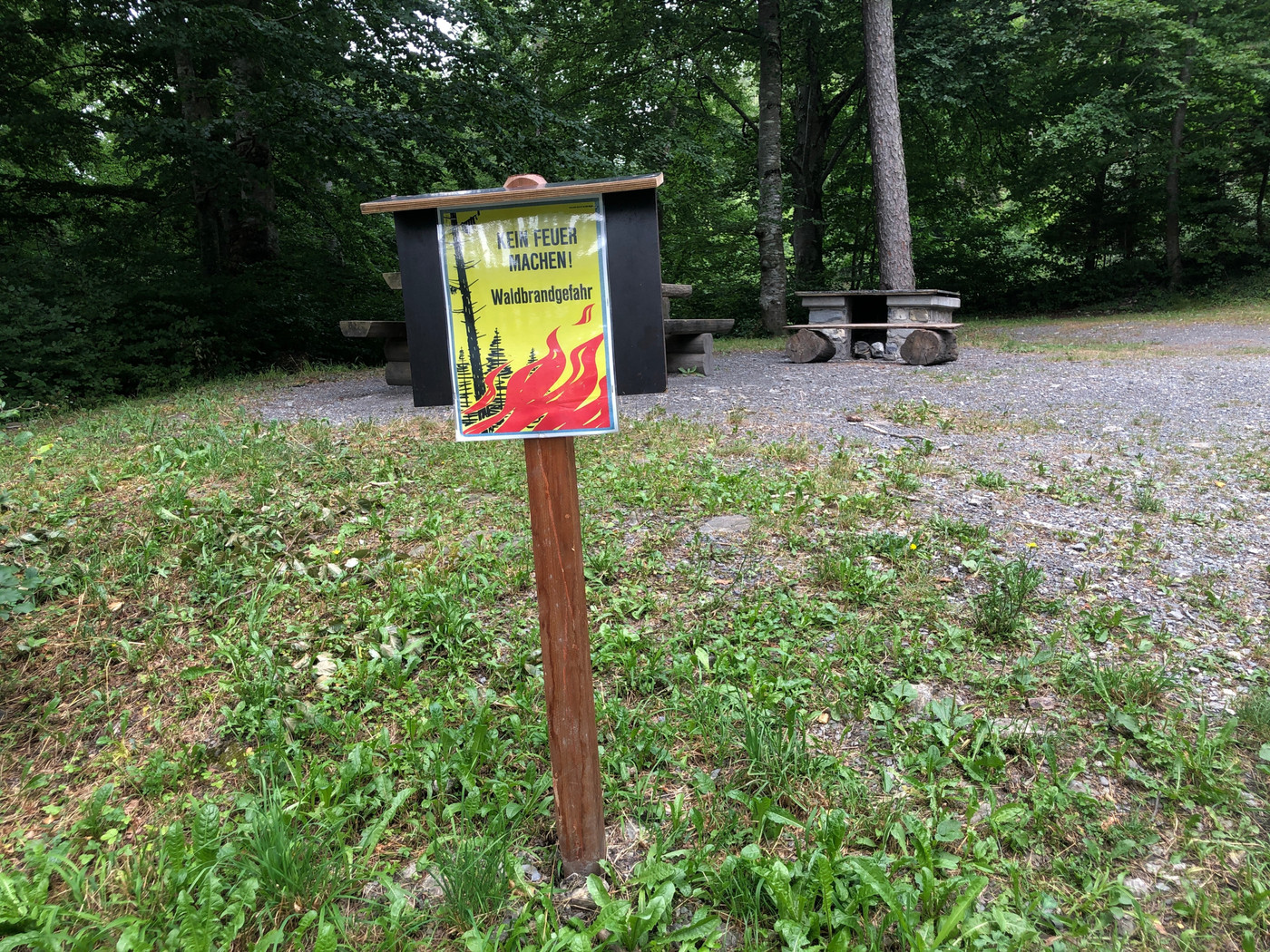 Sich informieren: Bei hoher Waldbrandgefahr ist es verboten, ein Feuer zu entfachen.