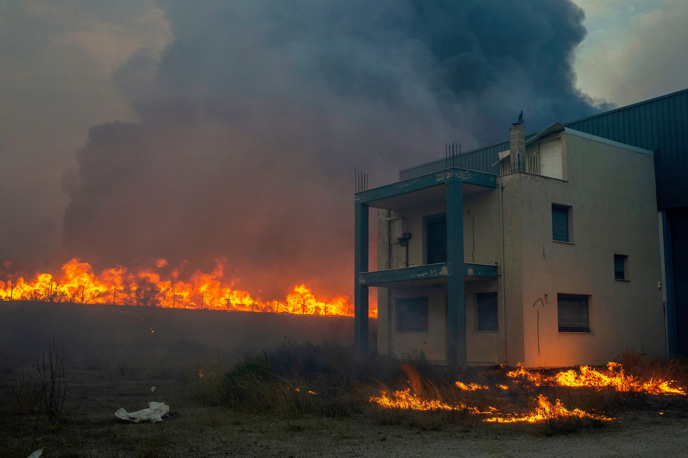 Mehrere Regionen stehen in Flammen: Ein Haus brennt während eines Waldbrandes im Dorf Sesklo in Volos im östlichen Mittelgriechenland.