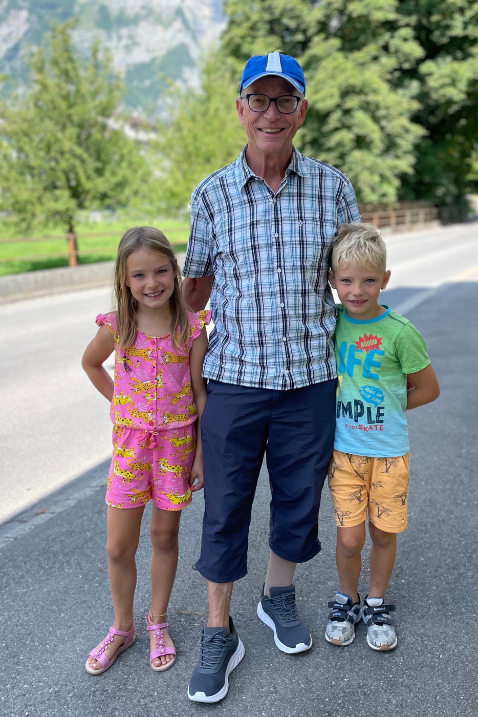 Bruno Raymann, 70 Jahre, aus Glarus, mit Enkelin Leonie, 7 Jahre, und Enkel John, 6 Jahre. 