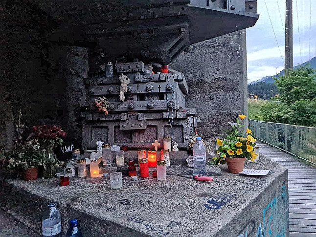 Trauernde haben Blumen, Kerzen und Nachrichten hinterlassen.