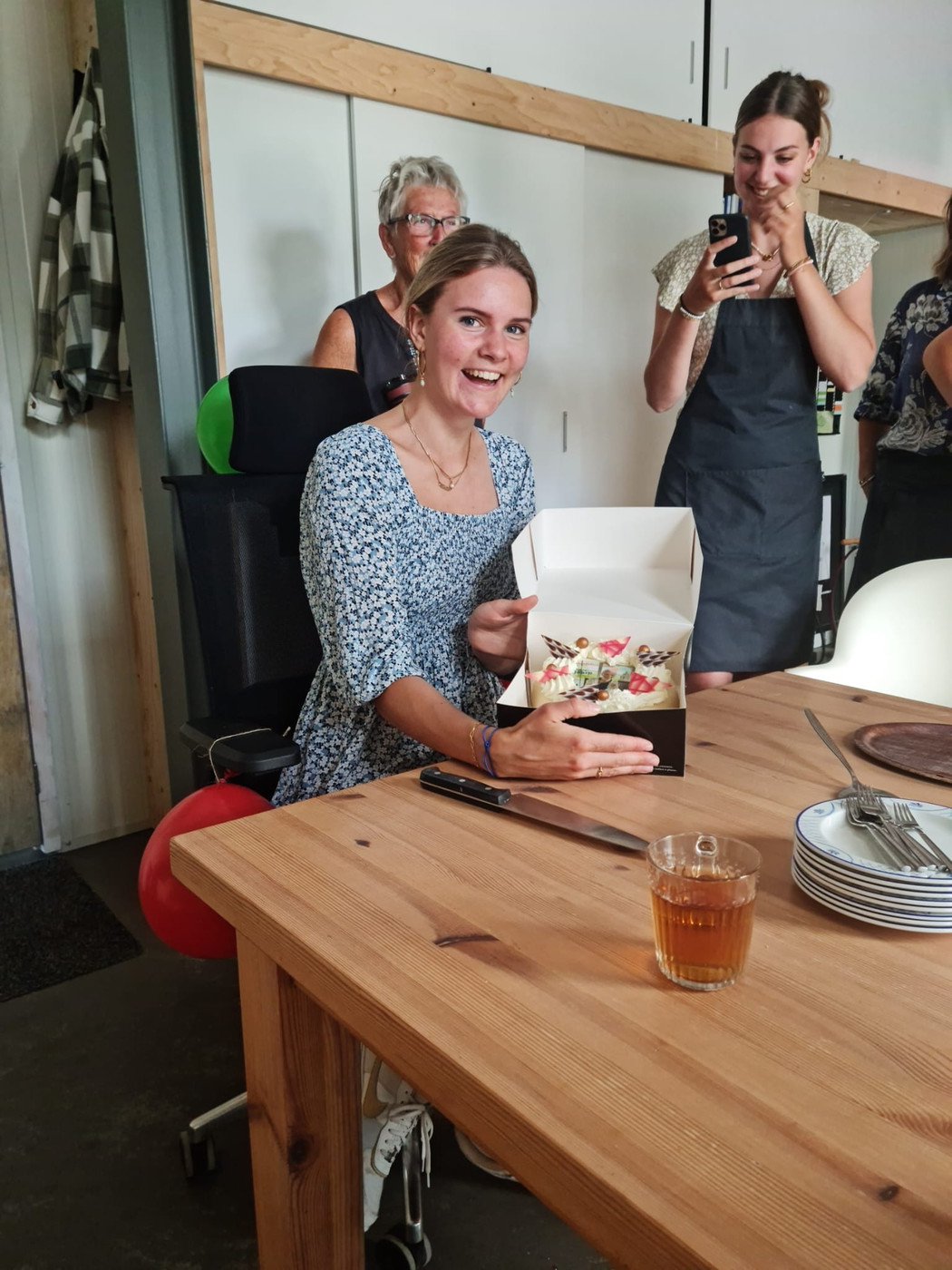 Geburtstagstorte mit «zwitzischem slagroom»: Mir wird zum Wiegenfest eine Torte mit schweizerischem Schlagrahm geschenkt.