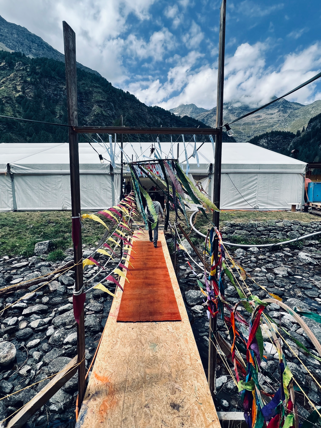 Buntes Festivalgelände: Besucherinnen und Besucher erwarten nebst Konzerten diverse Aktivitäten auf dem Gelände. Unter anderem gibt es auch eine Bar und ein Puppentheater. Das Bild zeigt das Festivalgelände im vergangenen Jahr. 