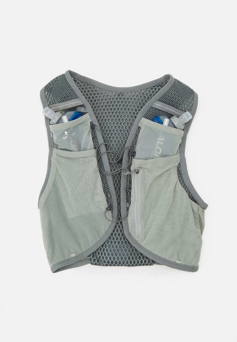 Für Profis: In einer Laufweste wie bei diesem Modell von Salomon  haben Wasser- und Nahrungsvorräte, aber auch das Handy Platz. 