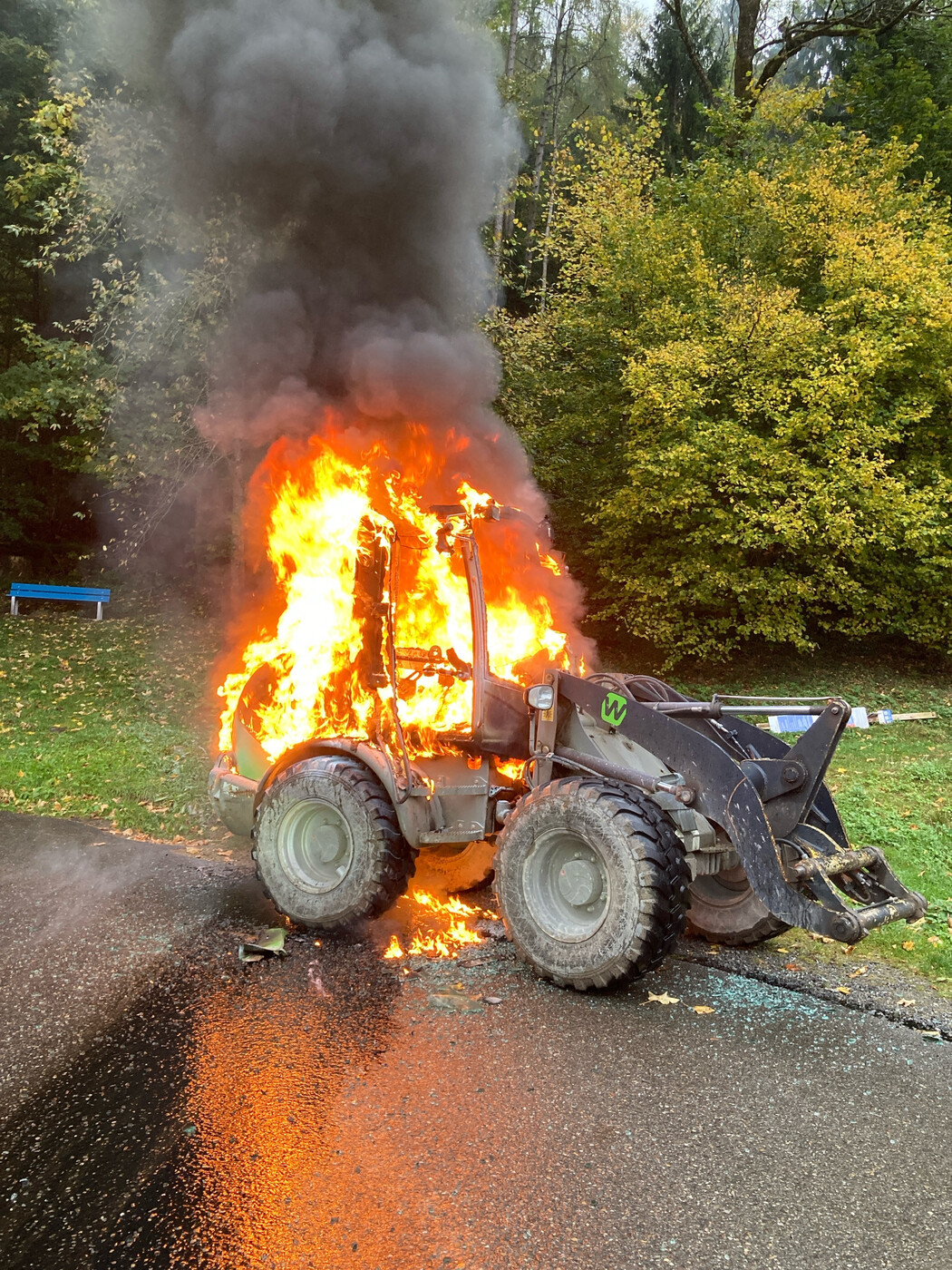 Vollbrand: Der Chauffeur der Baumaschine kann sich rechtzeitig in Sicherheit bringen,