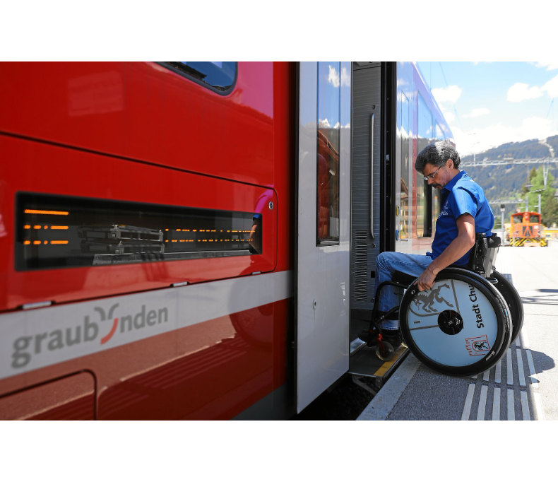 Den Bahnhof der Rhätischen Bahn autonom nutzen: Der Mann steigt an einem umgebauten Bahnhof ohne Hilfe in den Zug ein. 