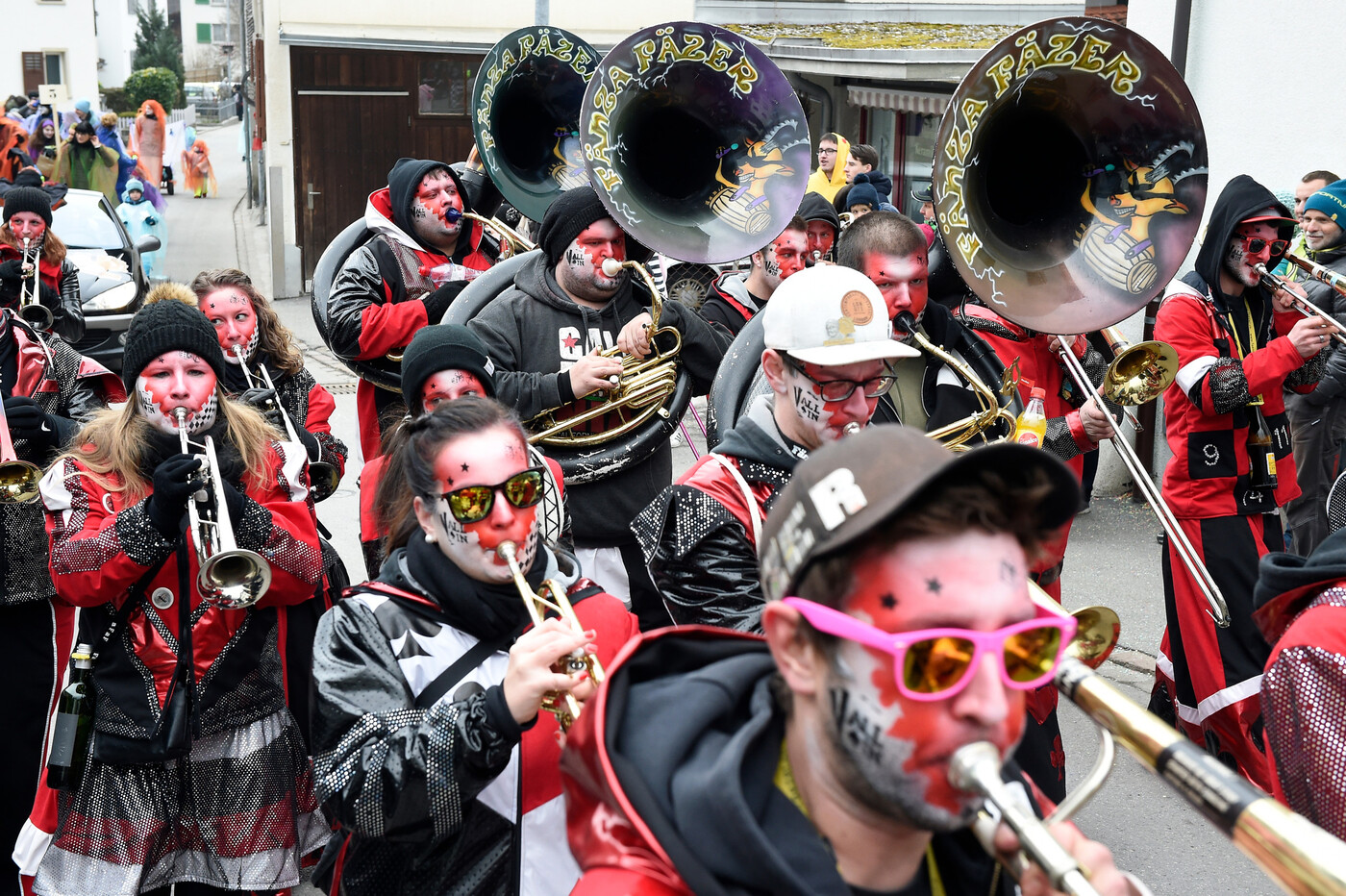 Ein Einblick in die Untervazer Fasnacht vom 19. Februar 2018: Die «Fänza Fäzer» eröffnen den Umzug.