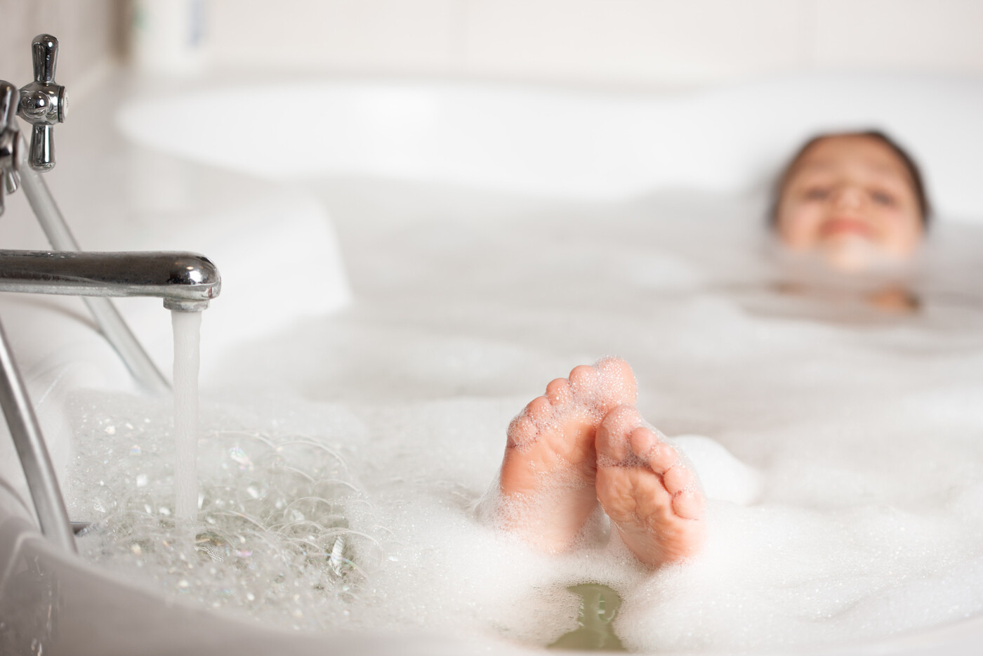 Zeit für Wellness: Dunkle Tage laden uns förmlich ein, es sich in einem warmen Bad gemütlich zu machen.