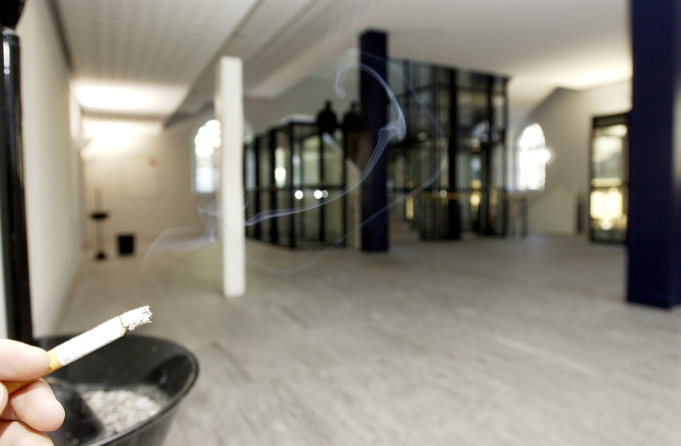 Stein des Anstosses: Das Rauchen in öffentlichen Räumen, wie hier im Foyer des Grossratsgebäudes in Chur, ist umstritten.                               