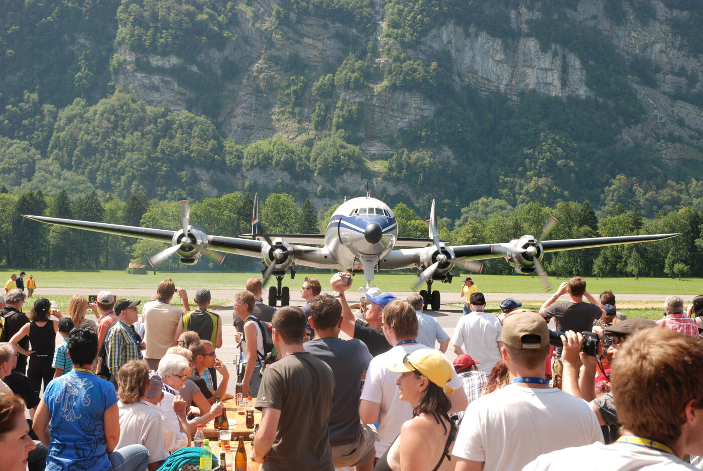 «Super-Connie» auf dem Flugplatz Mollis: Anlässlich des Zigairmeet kann das nostalgische Flugzeug am 12. Juli 2011 in Glarus bestaunt werden.