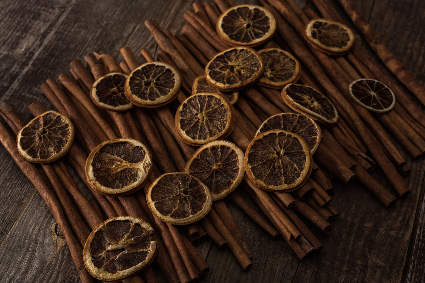 Einfach und weihnachtlich: Solche Orangenschnitze selbst herzustellen, ist umweltfreundlicher als Weihnachtsdekoration zu kaufen.