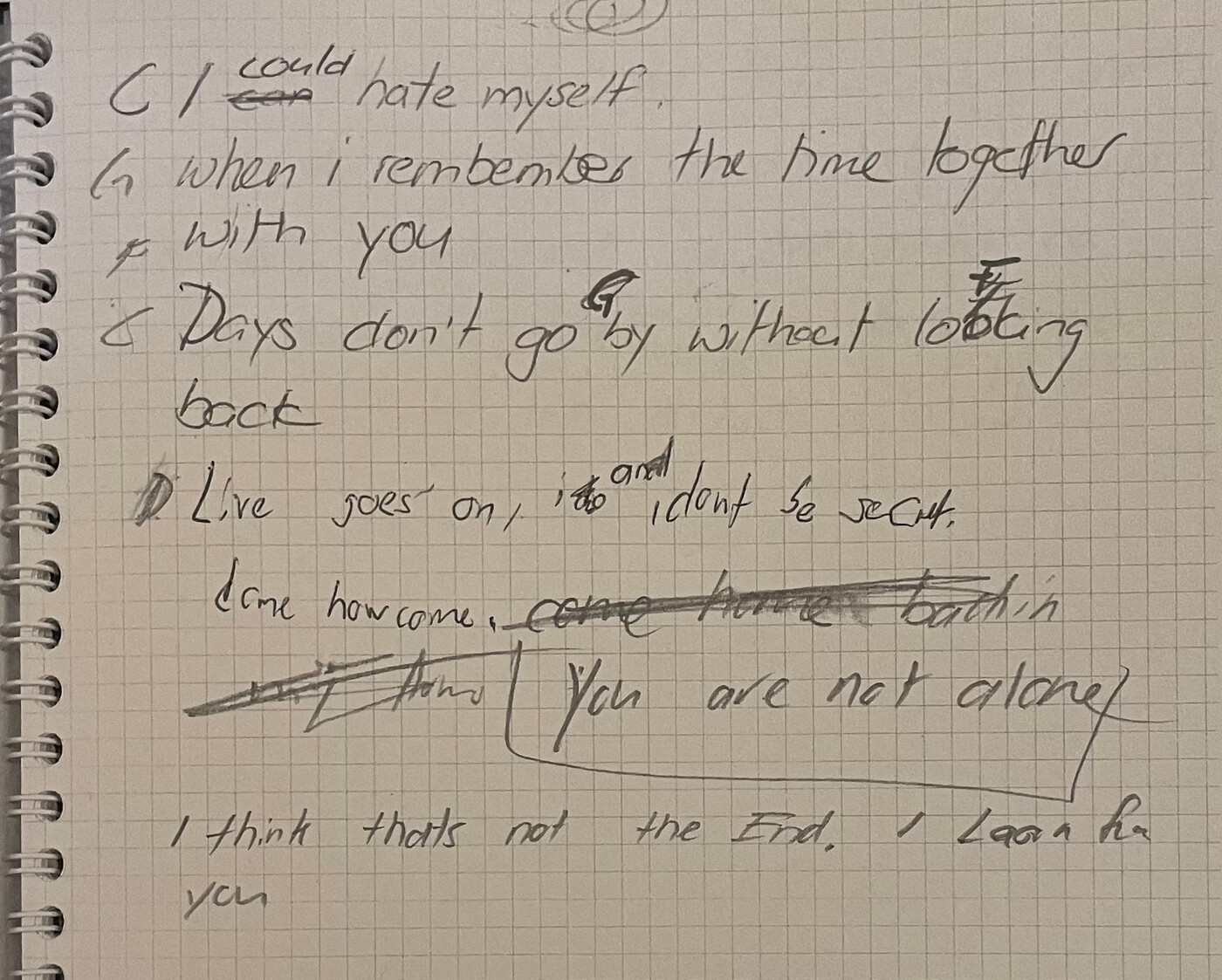 Das Leben geht weiter: Nadine schreibt ihre Gedanken und Sorgen in ein Tagebuch. 