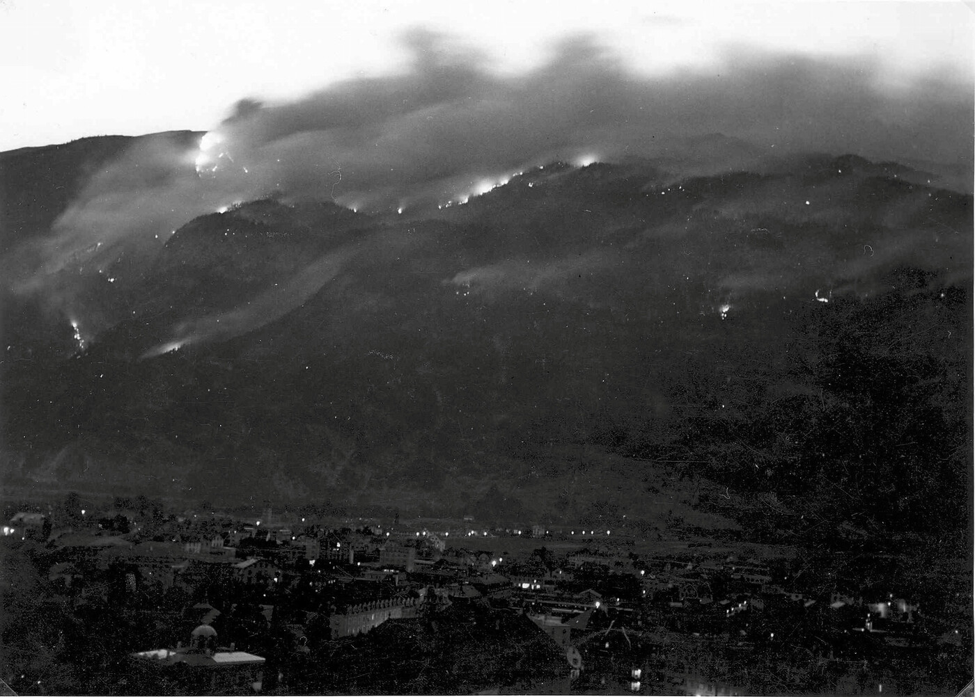 Verheerende Flammen: Am 20. August 1943 brannte der Wald am Calanda zwischen Haldenstein und Felsberg. Über 3600 Leute mussten mehr als 4000 Brandherde bekämpfen. 