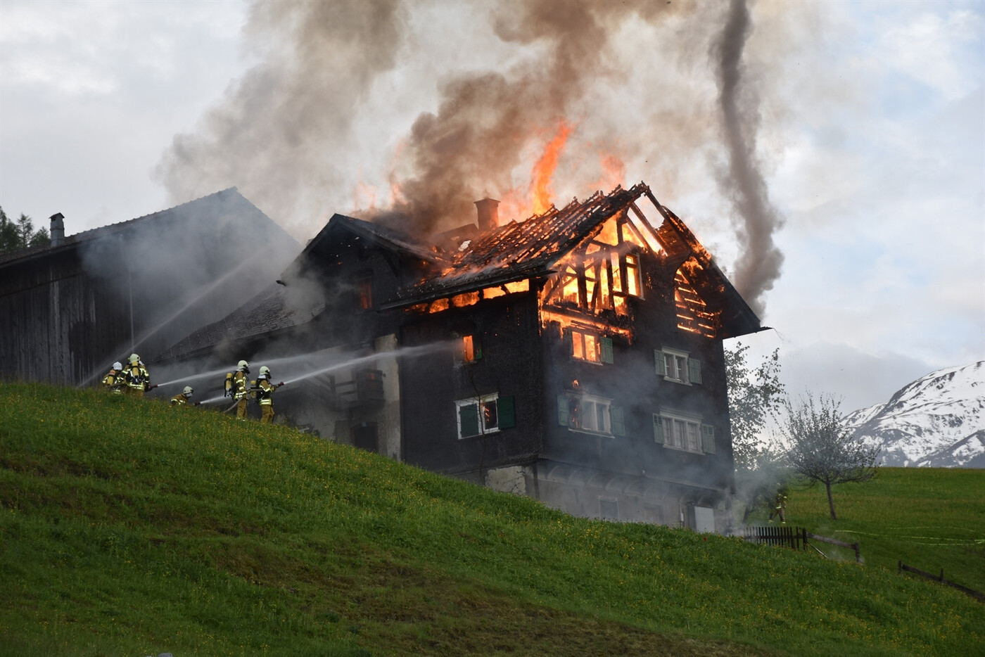 Sieben Millionen Franken Schaden: Beim Eintreffen der mit über 80 Personen ausgerückten Feuerwehren Lumnezia und Flims standen der erste und zweite Stock sowie das Dachgeschoss des dreistöckigen Hauses in Vollbrand. 