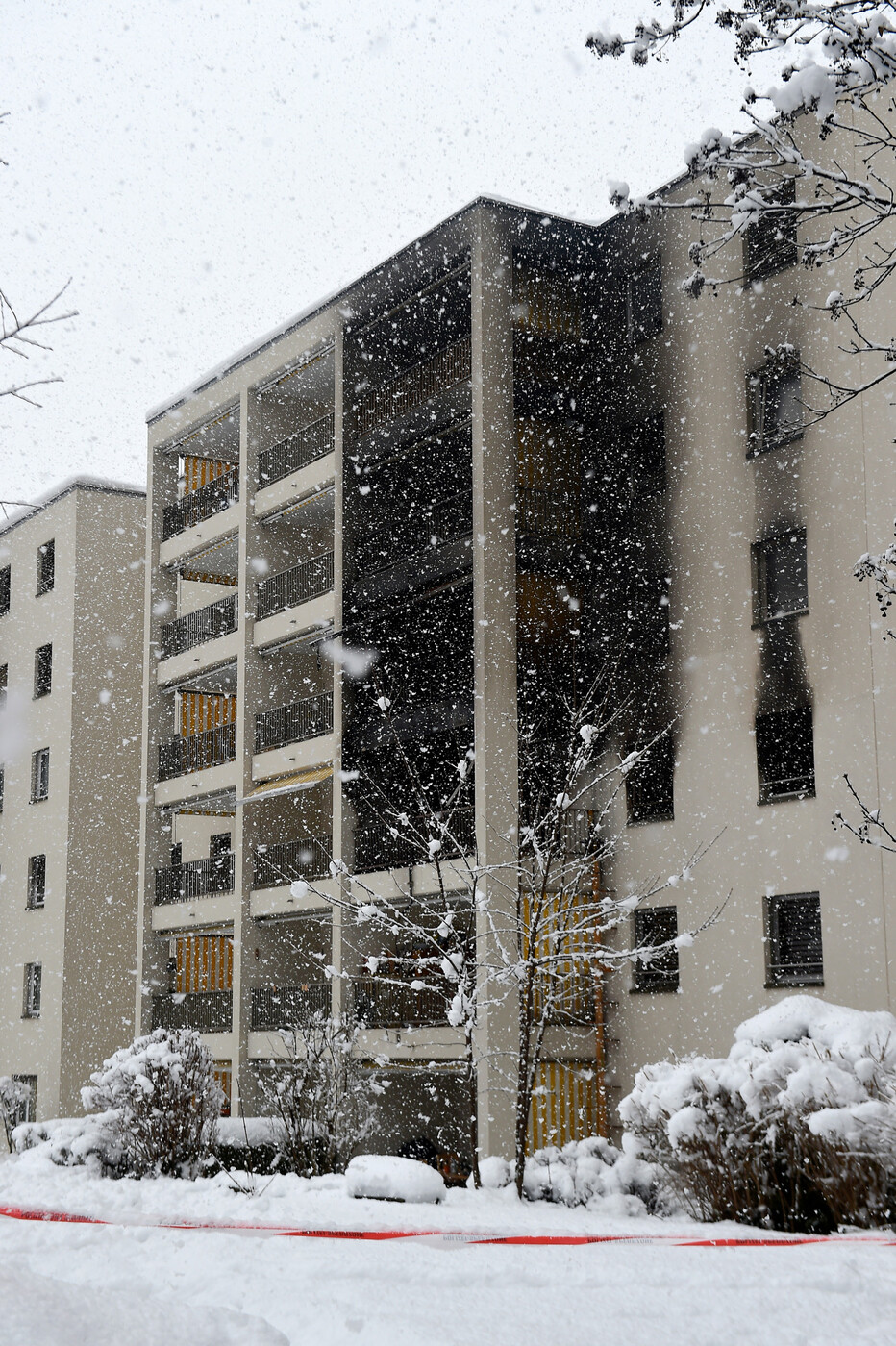 Wohnungsbrand: Die verkohlte Fassade zeugt von dem Brand am Foralweg in Chur.  