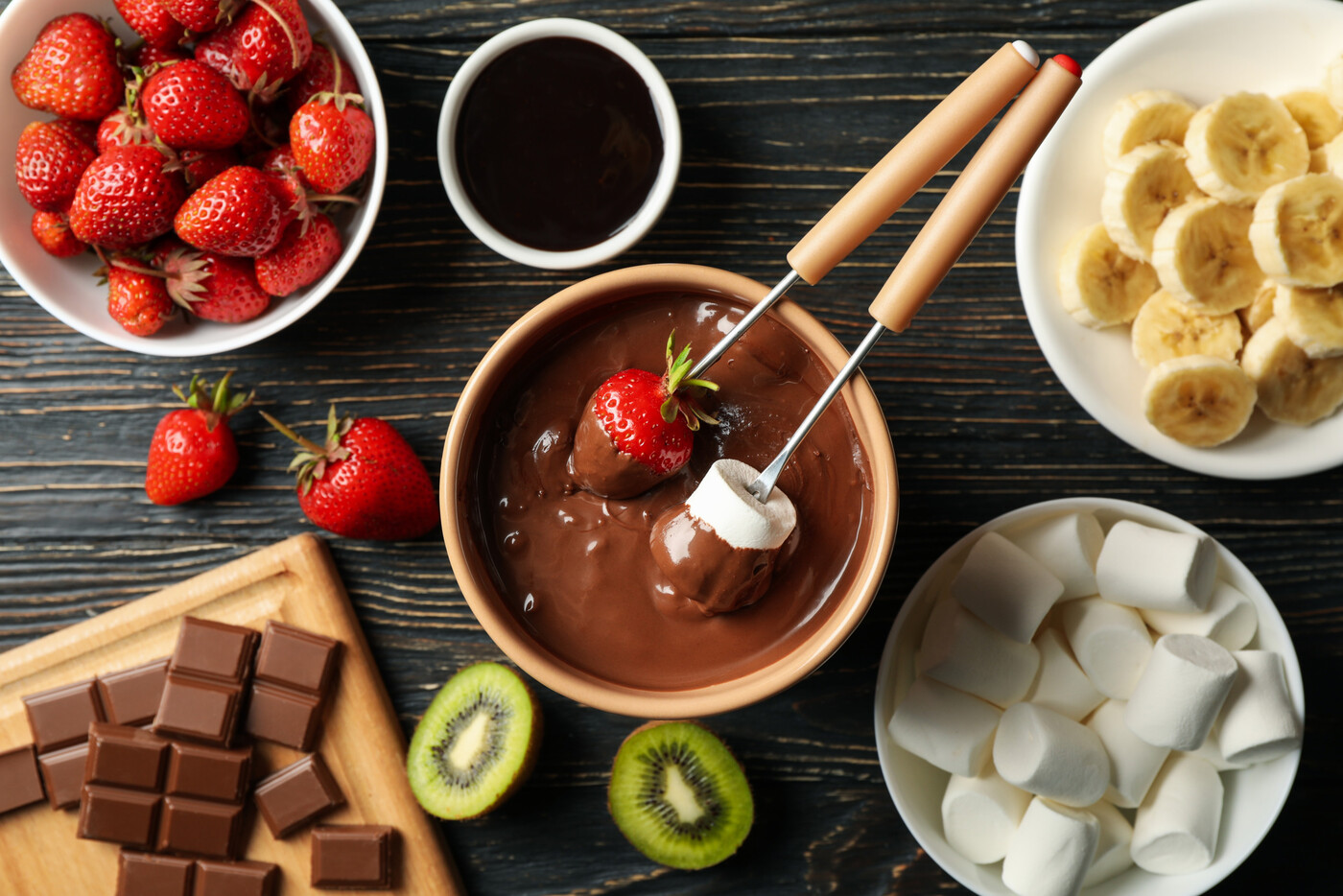 Leckere Flüssigkeit: Mit einem Schokoladenfondue sorgt ihr für ein geselliges Zusammensein und die Schokolade ist clever verarbeitet.