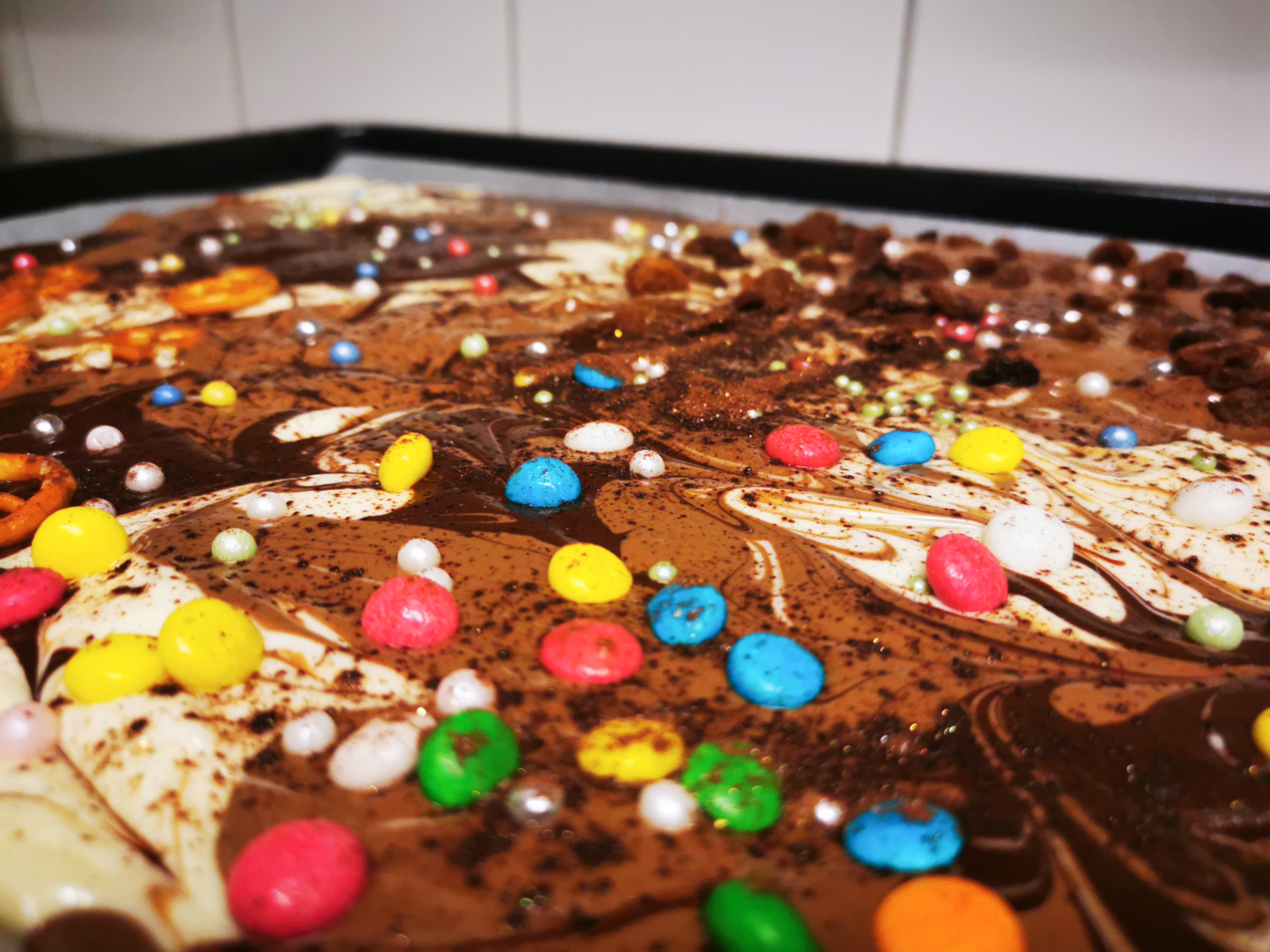 Lecker und gutes Mitbringsel: Bruchschokolade als Geschenk zaubert euren Liebsten garantiert ein Lächeln aufs Gesicht.