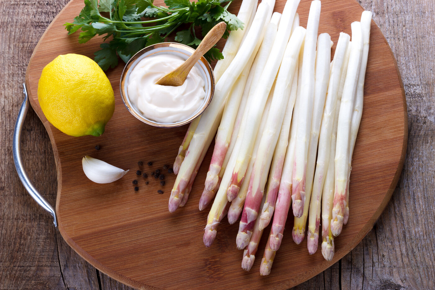 Spargel: Der weisse Spargel wird auch Bleichspargel genannt.